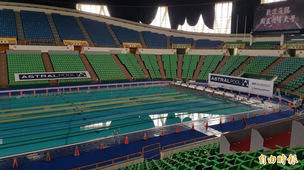 位於國立體育大學的世大運游泳池場地今天落成亮相，是國內首座活動式室內比賽游泳池。（記者余瑞仁攝）