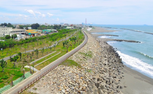 已完成整治的茄萣海岸線，景觀舒適宜人。（高雄市政府水利局提供）