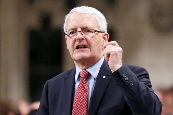 加拿大交通部長賈諾（Marc Garneau）16日表示，將禁止航空公司強制將乘客趕下飛機。（路透）