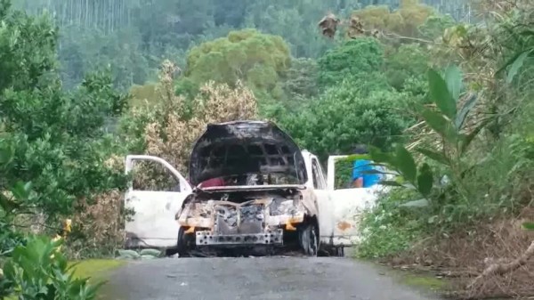 警方重回火燒車自焚現場蒐證，釐清案情疑點。（記者陳賢義翻攝）