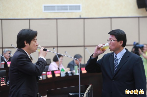 市議員謝龍介邀請賴清德舉杯飲蜜茶。（記者洪瑞琴攝）