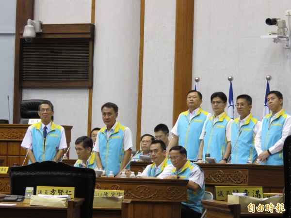 台東縣議員質疑警方在部落埋伏抓酒駕、農路抓未戴安全帽，執法手段奇怪，台東縣警局長黃慶惠（左一）率交通隊長及4大分局長起立聽質詢，表示也不認同。（記者黃明堂攝）