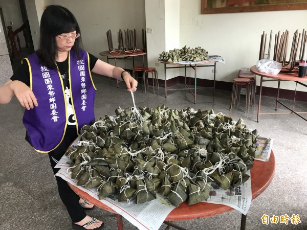 義工將現煮的愛心粽分送給獨居老人，讓老人家們提早感受過節的氣氛。（記者黃淑莉攝）