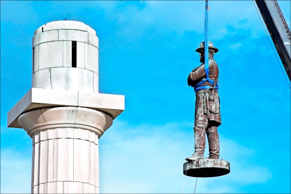 一八八四年豎立的南方邦聯總司令李將軍銅像十九日被移除。（路透）