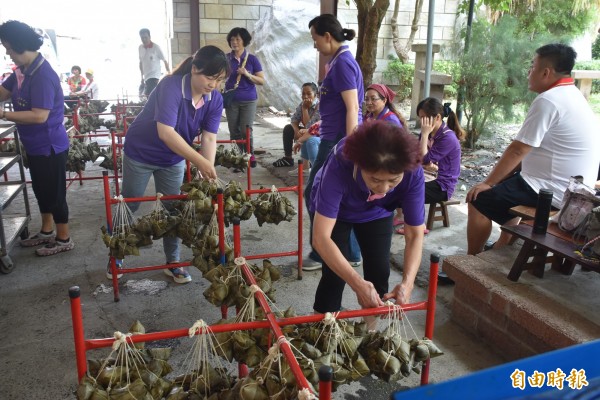 雲林家扶莪馨會、台西安西府及融獻基金會的義工媽媽們一起包愛心粽，3000顆全部分送給海區弱勢家庭。（記者黃淑莉攝）