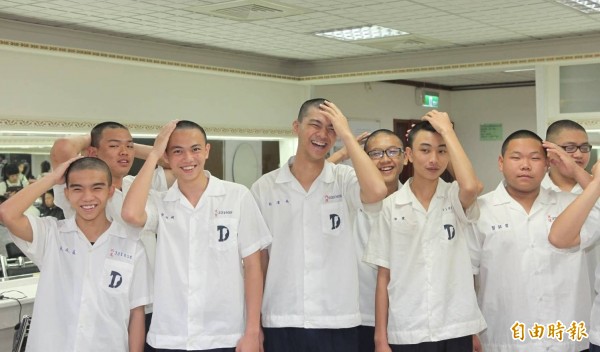 蕭鈺隆高一就學時因化療掉髮，全班學生一起理光頭相挺。（記者陳冠備攝）