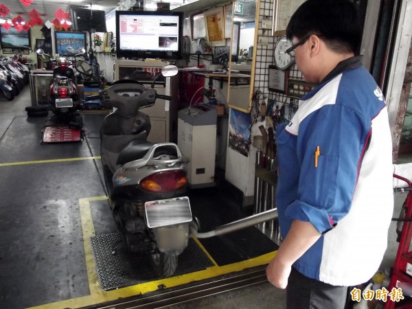 桃園市環保局提供機車及柴油車排氣檢驗人員的健康檢查補助，最高3500元。（記者陳昀攝）