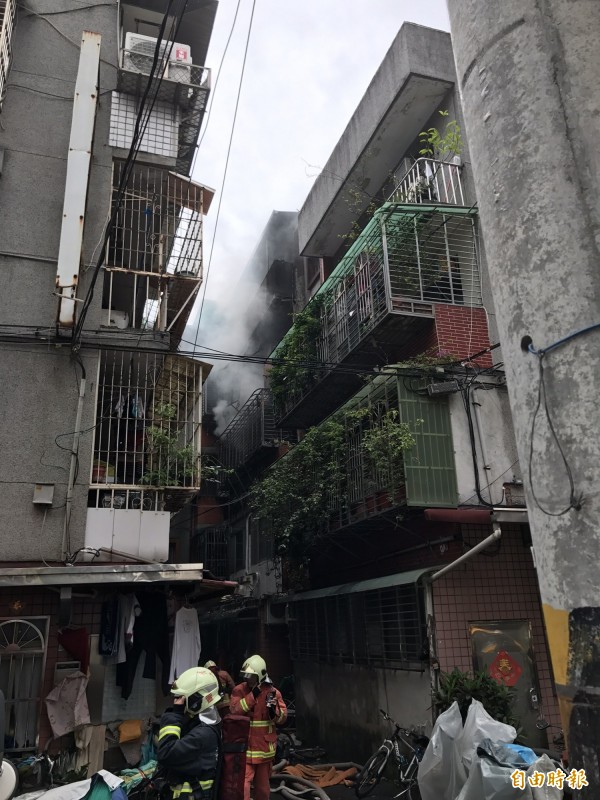 今上午10時58分許，新北市中和區大仁街10巷內某處3樓民宅發生火警，警消派遣多輛救災救護車前往搶救。（記者陳薏云攝）