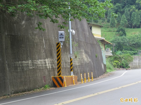 新竹縣寶山鄉寶山路上新設2支測速照相桿已於19日啟用。（記者蔡孟尚攝）