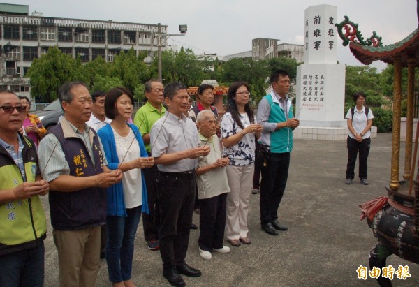 客委會主委李永得（中）與長治鄉親向六堆先烈上香致意，並對六堆抗日紀念公園案表達支持。（記者李立法攝）