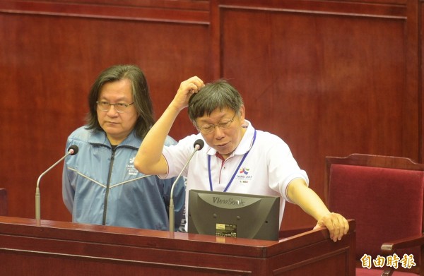 台北市長柯文哲（右）22日率都發局長林洲民（左）等官員，赴市議會就大巨蛋案等進行專案報告並答詢。（記者張嘉明攝）