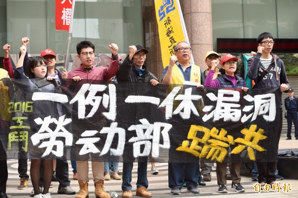 立委何欣純等21名民進黨立委共同提案連署修正《勞基法》。勞團痛批，證明過去一年民進黨的勞工政策都在打假球。（資料照，記者羅沛德攝）