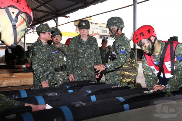 國軍「漢光卅三號」演習昨天起一連舉行五天的實兵演練，國防部長馮世寬（中）視導陸航601旅參演情形，實地巡視彈藥檢整作業。（軍聞社）