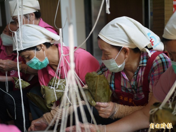 宜蘭家扶溫媽媽義工隊每到端午就出動，為家扶孩子包粽子20年來不間斷。（記者簡惠茹攝）