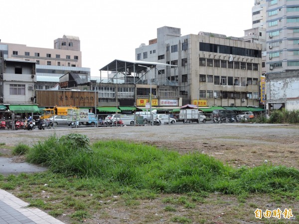 議員洪宗楷建議保留中央市場前土地，暫不處分。（記者張存薇攝）