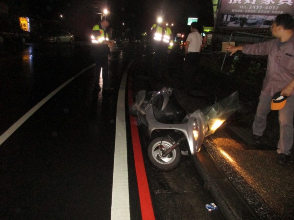 基隆市一名王姓男子21日晚間騎車自摔，因重創頭部而腦死。王母決定捐出愛子肝、腎與眼角膜等3器官，遺愛人間。（記者林嘉東翻攝）