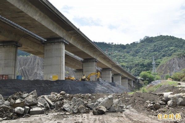 國道3號中寮隧道附近因有旗山、龍船斷層，位移情況嚴重，高公局正進行改善工程。（記者蘇福男攝）