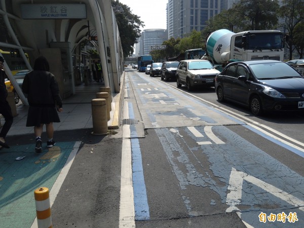 破破爛爛台中市優化公車專用道，市府將於六月啟動路平專案（記者蘇金鳳攝）