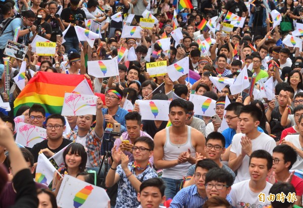 婚姻平權大平台「2017點亮台灣亞洲燈塔」活動，上百名參與活動的群眾，在立法院外等待司法院釋憲結果，宣布後，現場歡呼，有人激動落淚。（記者王藝菘攝）