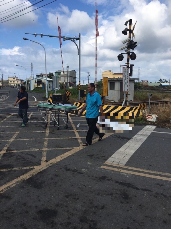 佳冬鄉復興路鐵路平交道一名長者遭火車撞擊死亡。（記者蔡宗憲翻攝）