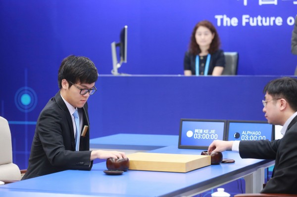 Deepmind團隊透露，這次比賽的AlphaGo版本遠勝去年的版本，新版AlphaGo能讓贏李世乭的AlphaGo三子。（法新社）
