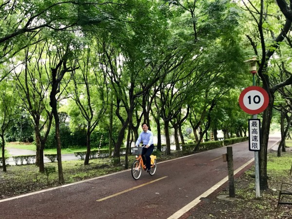 市長林佳龍上班前到東豐自行車道騎腳踏車，宣布將完整保留。（台中市政府提供）