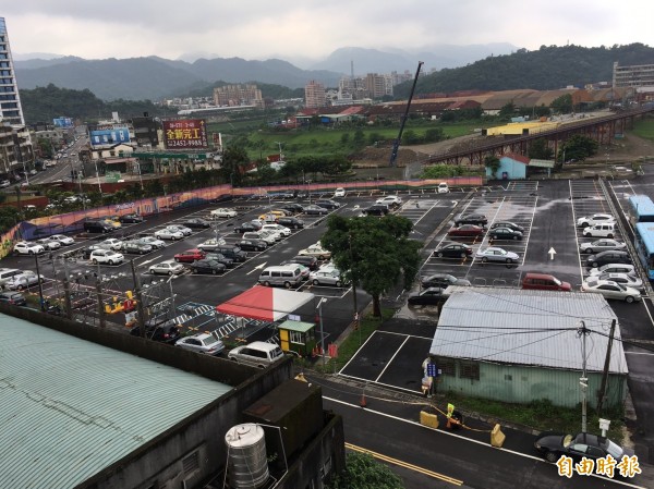 基隆市七堵崇孝街停車場，經業者整理後環境變得乾淨，將可提供210個停車位。（記者俞肇福攝）