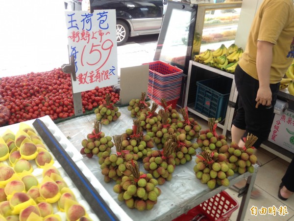 高雄市區販售早出玉荷包。（記者黃旭磊攝）