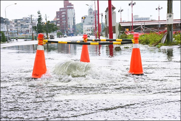 花蓮市低窪地區的污水系統，去年遇到颱風、豪雨期間都會爆管，大量的雨水從重慶路、自由街等污水孔流出。（花蓮市公所提供）