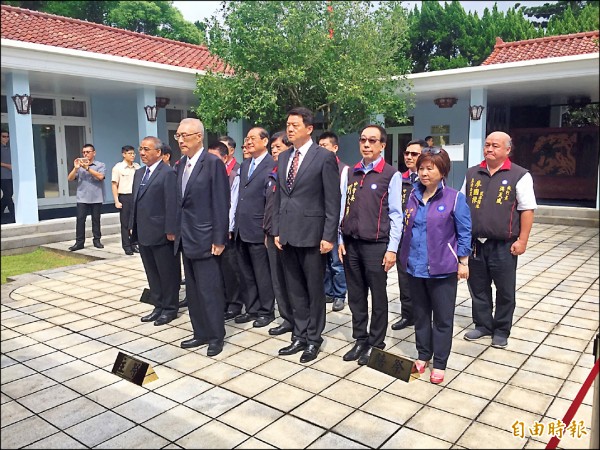 國民黨主席當選人吳敦義（前排）昨前往大溪頭寮謁陵，他說，感念蔣經國當年五月廿四日這一天對他的提攜與照顧，所以選擇昨天謁陵。（記者李容萍攝）