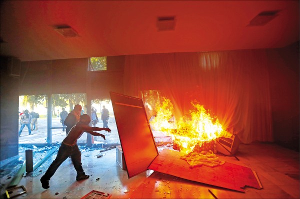 示威群眾闖入農業部等政府部會，並且縱火焚燒。（歐新社）