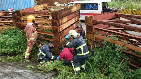 機車騎士摔落25公尺深的平面道路。（民眾提供）