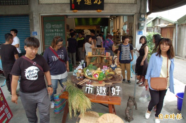 屏東「好邀市農產直販所」開張，標榜友善土地及無毒生產的農產品，提供民眾新的消費選擇。（記者李立法攝）