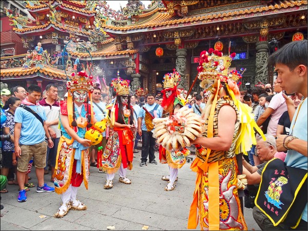 一年一度的「新莊地藏庵文武大眾爺祭典」，俗稱新莊大拜拜，昨天「日巡」繞境，沿路發送平安符餅鹹光餅。（新北市民政局提供）