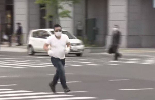 日本札幌街頭警匪追逐，被網友認為根本在慢跑。（圖擷自YouTube）