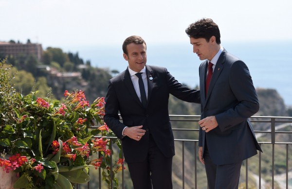 加拿大總理杜魯道（Justin Trudeau，右）和法國總統馬克宏（Emmanuel Macron，左），國際政壇雙帥在義大利西西里島G7峰會見面，網友看了紛紛騷動。（法新社）