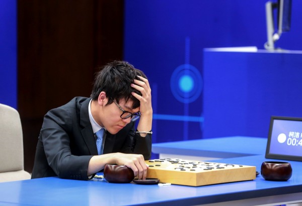 世界棋王柯潔和AlphaGo對戰連3敗，賽後記者會上一度哽噎落淚。（法新社）