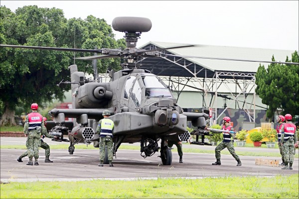 軍方官員昨指出，國防部將投入近十億元經費，分三年建構新一代「實兵模擬雷射接戰系統」，供營級以下地面部隊進行對抗演練，並藉此獲得近乎實戰的模擬訓練環境。圖為先前漢光演習，陸軍AH-64E阿帕契直升機熱掛彈演練。（軍聞社資料照）