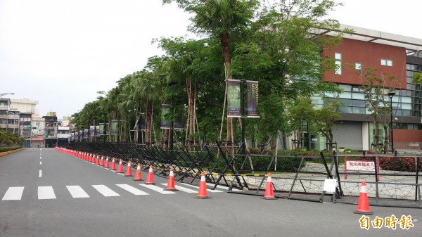 屏東警方事先在演藝廳周邊架起拒馬及阻隔設施防止抗議民眾滋擾音樂會場。（記者李立法攝）