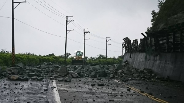 蘇花公路落石不斷，今天確定不開通建議走南迴。（記者簡惠茹翻攝）