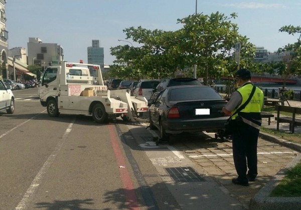 端節連假，南市警方與委外拖吊業者針對重大情節違停車輛加強拖吊大執法。（記者王俊忠翻攝）