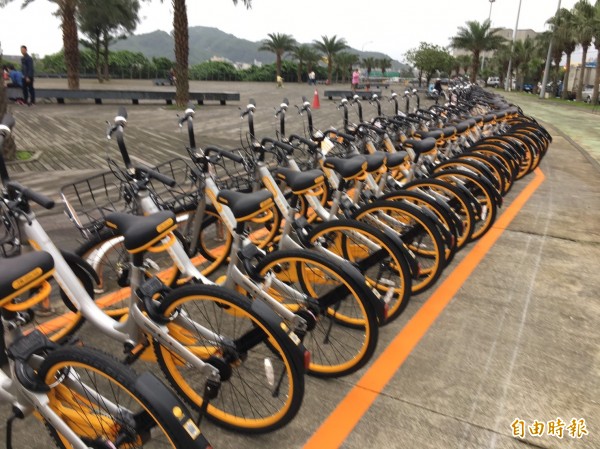 oBike悄悄進駐基隆，6月11日前免費騎乘，民眾停放oBike，市府說，可以停放在市府畫設的機車格。（記者俞肇福攝）