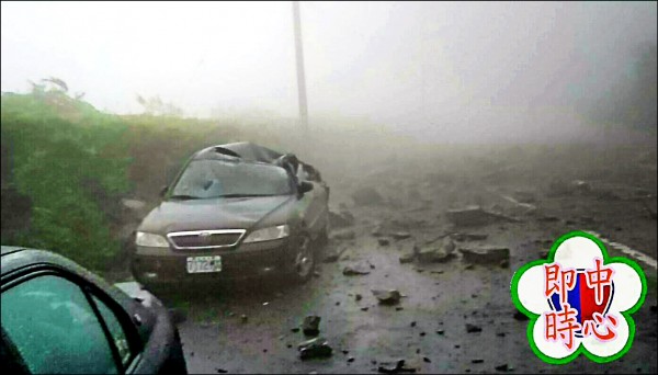 蘇花公路昨落石砸中車輛造成雙向暫停通車，蘇澳至東澳路段預計今早9點恢復雙向通車。（即時路況中心提供）