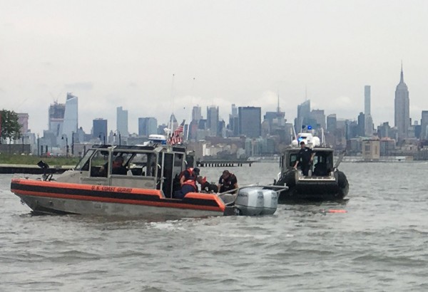 美國海軍1名海豹部隊士兵，跳傘時降落傘ˋ打不開，墜入哈德遜河，海岸警衛隊前往救援。（路透）