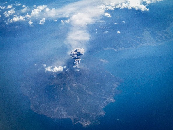 美國阿拉斯加州阿留申群島的博戈斯洛夫火山，在昨天（28日）下午2時16分噴發，當地也將航空用警戒代碼提升至最高級的「紅色」。（圖擷自《inquisitr》）