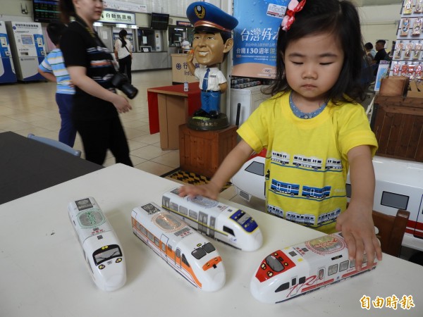 全球唯一火車造型的礦泉水，小朋友玩得開心。（記者葛祐豪攝）