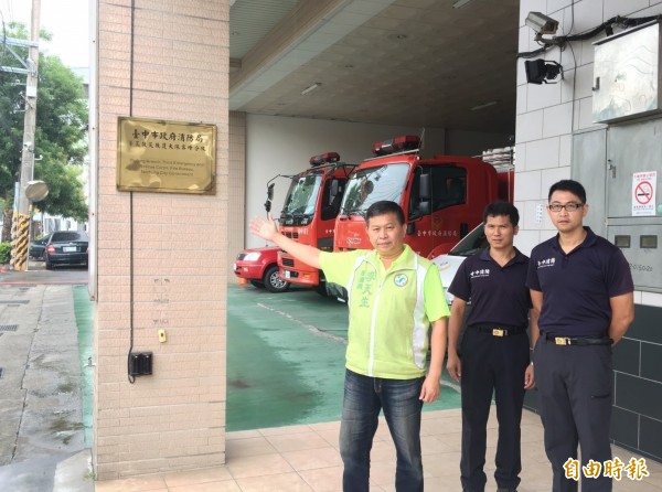 霧峰區只有一個消防分隊，消防隊員常疲於奔命救災，議員李天生（左）要求增設分隊改善。（記者黃鐘山攝）