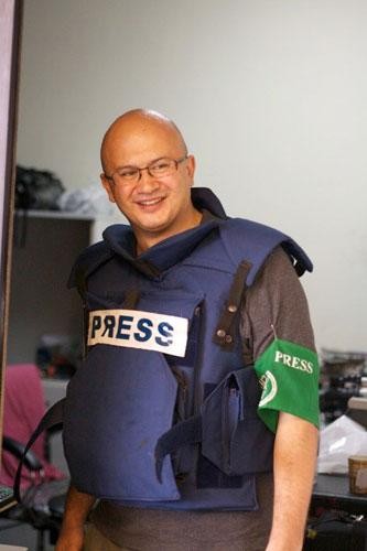 央視英文網的英國籍記者鄭東尼，欲從泰國機場飛往伊拉克摩蘇爾時，因攜帶防毒面具和防彈背心觸法，遭泰國警方拘留。（圖擷自央視英文網）