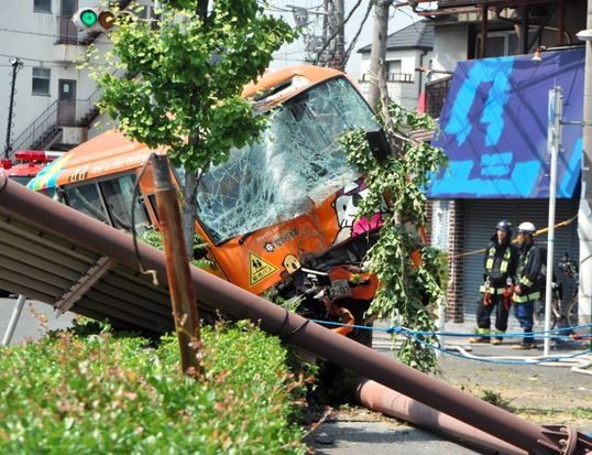 日本大阪府八尾市一輛幼兒園娃娃車，在今早8時許撞進人行道，共造成車上8人受傷。（圖擷自《朝日新聞》）