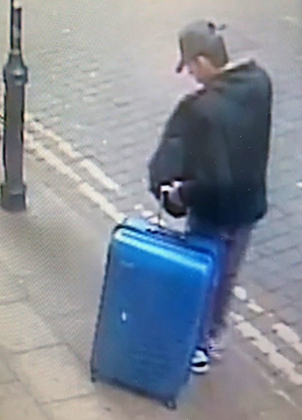 英國警方釋出曼城自殺炸彈客阿貝迪（Salman Abedi）和藍色行李箱的照片，呼籲民眾看到行李箱立刻通報警方，並且不要靠近。（法新社）